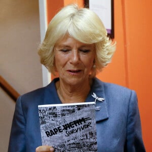 Camilla Parker Bowles, duchesse de Cornouailles, en croisade contre le viol et engagée auprès des victimes, a rencontré des membres du RASASC (Rape and Sexual Abuse Support Centre) à Londres le 14 octobre 2015