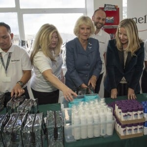 Camilla Parker Bowles, duchesse de Cornouailles, en croisade contre le viol et engagée auprès des victimes, a visité la manufacture de produits d'hygiène Nelsons, à Londres, le 14 octobre 2015, où des bénévoles préparaient des kits de toilette pour les victimes de viol.