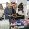 Camilla Parker Bowles, duchesse de Cornouailles, en croisade contre le viol et engagée auprès des victimes, a visité la manufacture de produits d'hygiène Nelsons, à Londres, le 14 octobre 2015, où des bénévoles préparaient des kits de toilette pour les victimes de viol.