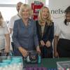 Camilla Parker Bowles, duchesse de Cornouailles, en croisade contre le viol et engagée auprès des victimes, a visité la manufacture de produits d'hygiène Nelsons, à Londres, le 14 octobre 2015, où des bénévoles préparaient des kits de toilette pour les victimes de viol.