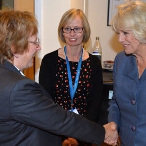 Camilla Parker Bowles, duchesse de Cornouailles, en croisade contre le viol et engagée auprès des victimes, en visite au refuge Whitechapel à Londres, le 14 octobre 2015