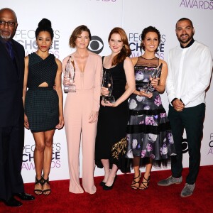 James Pickens Jr., Jesse Williams, Kelly McCreary, Ellen Pompeo, Sarah Drew, Camilla Luddington au People's Choice Awards à Los Angeles, le 7 janvier 2015.