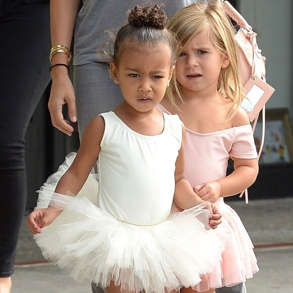 Penelope et North West à la sortie des studios de danse Miss Melodee à Los Angeles, le 14 octobre 2015