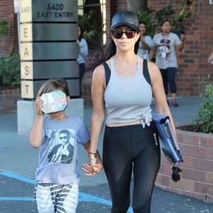 Kourtney Kardashian à la sortie d'un centre médical avec son fils Mason à Woodland Hills, le 13 octobre 2015