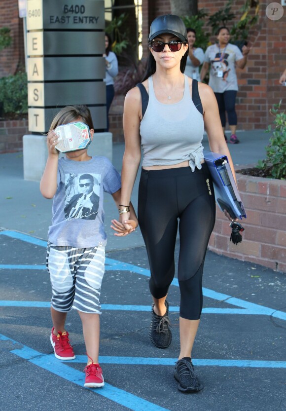 Kourtney Kardashian à la sortie d'un centre médical avec son fils Mason à Woodland Hills, le 13 octobre 2015