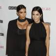 Kim Kardashian, enceinte et sa soeur Kourtney Kardashian à la soirée du 50ème anniversaire de la revue féminine ‘Cosmopolitan' au Ysabel à West Hollywood, le 12 octobre 2015.