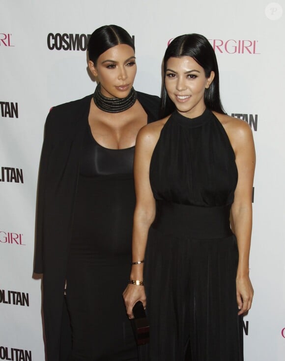 Kim Kardashian, enceinte et sa soeur Kourtney Kardashian à la soirée du 50ème anniversaire de la revue féminine ‘Cosmopolitan' au Ysabel à West Hollywood, le 12 octobre 2015.