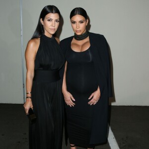 Kourtney Kardashian, Kim Kardashian enceinte à la soirée du 50ème anniversaire de la revue féminine ‘Cosmopolitan' à West Hollywood, le 12 octobre 2015