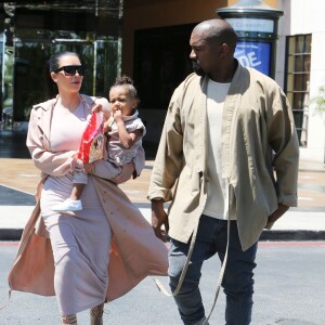 Semi-Exclusif - Kim Kardashian, enceinte, est allée au cinéma avec son mari Kanye West et sa fille North à Calabasas, le 11 juillet 2015