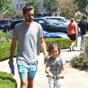 Scott Disick va déjeuner au restaurant Toscanova avec son fils Mason à Calabasas, le 2 septembre 2015.