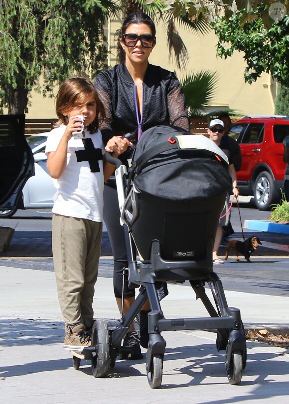 Kourtney Kardashian emmène ses enfants Mason et Penelope au Farmers Market à Calabasas, le 6 septembre 2015