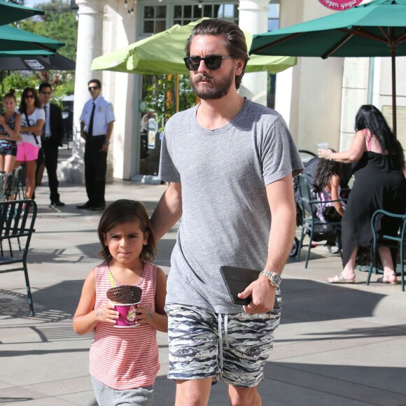 Scott Disick va déjeuner avec son fils Mason à Calabasas, le 5 août 2015.