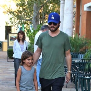 Depuis la séparation, Scott Disick fait tout pour passer du temps avec son fils Mason à Los Angeles. Le 30 juillet 2015.