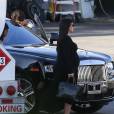 Kim Kardashian, enceinte et sa mère Kris Jenner prennent un jet privé à l'aéroport de Van Nuys, le 17 octobre 2015, pour rejoindre Las Vegas où Khloé Kardashian veille Lamar Odom