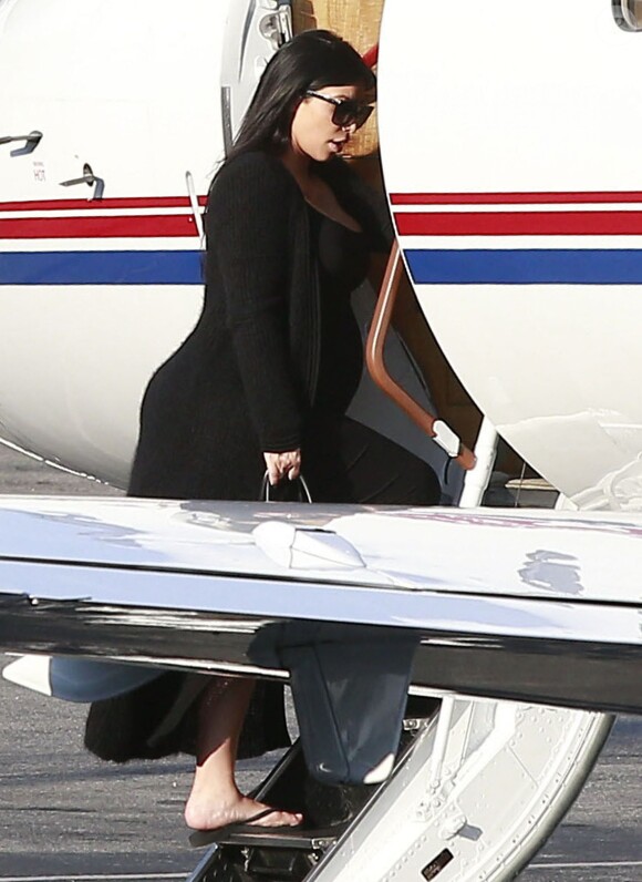 Kim Kardashian, enceinte et sa mère Kris Jenner prennent un jet privé à l'aéroport de Van Nuys, le 17 octobre 2015, pour rejoindre Las Vegas où Khloé Kardashian veille Lamar Odom