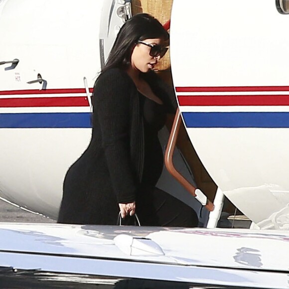 Kim Kardashian, enceinte et sa mère Kris Jenner prennent un jet privé à l'aéroport de Van Nuys, le 17 octobre 2015, pour rejoindre Las Vegas où Khloé Kardashian veille Lamar Odom