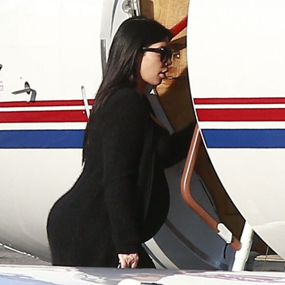 Kim Kardashian, enceinte et sa mère Kris Jenner prennent un jet privé à l'aéroport de Van Nuys, le 17 octobre 2015, pour rejoindre Las Vegas où Khloé Kardashian veille Lamar Odom