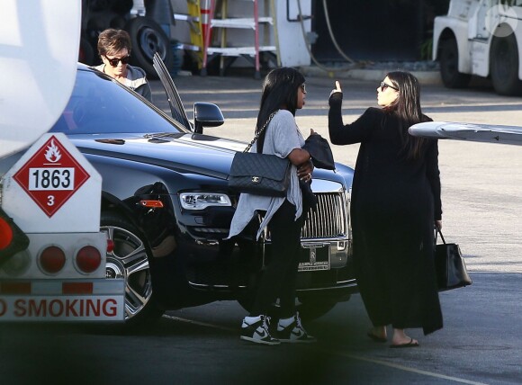 Kim Kardashian, enceinte et sa mère Kris Jenner prennent un jet privé à l'aéroport de Van Nuys, le 17 octobre 2015, pour rejoindre Las Vegas où Khloé Kardashian veille Lamar Odom