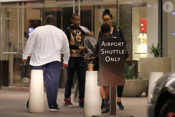 Lamar Odom Jr et Destiny, les enfants de Lamar Odom, devant leur hôtel de Las Vegas, le 16 octobre 2015