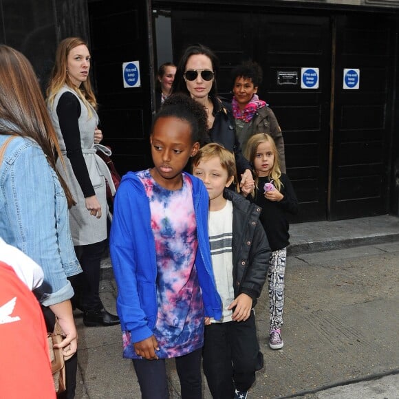 Exclusif -  Premières photos à Londres d'Angelina Jolie et ses enfants, Shiloh, Vivienne, Zahara et Knox qui sont allés voir la comédie musicale "Wicked" le 5 September 2015.