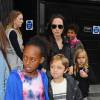 Exclusif -  Premières photos à Londres d'Angelina Jolie et ses enfants, Shiloh, Vivienne, Zahara et Knox qui sont allés voir la comédie musicale "Wicked" le 5 September 2015.