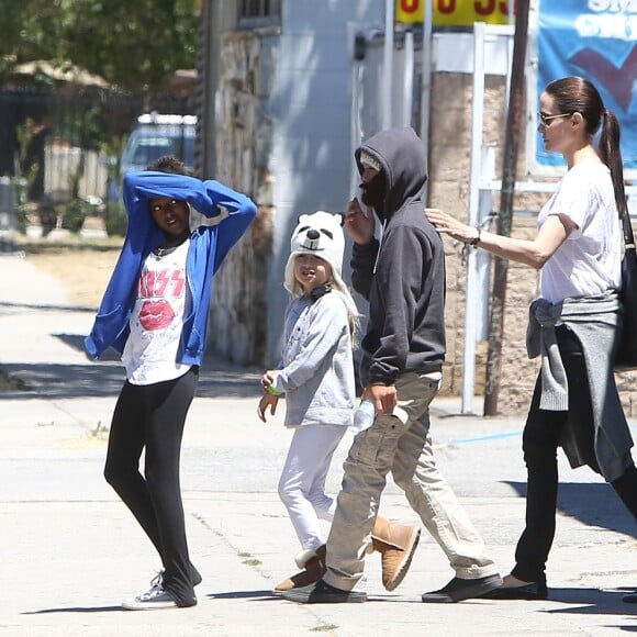 Exclusif - Brad Pitt, Angelina Jolie et leurs enfants sont allés fêter l'anniversaire des jumeaux au skate parc Ice Land à Van Nuys. Le 12 juillet 2015