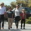 Exclusif -  Brad Pitt et Angelina Jolie font du shopping avec leurs enfants Shiloh et Pax à Glendale. Le 10 juillet 2015
