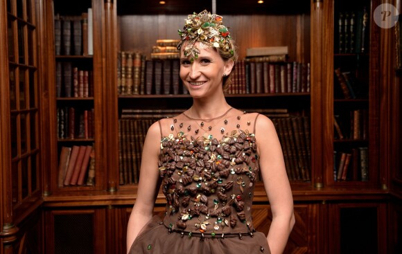 Tatiana Golovin porte une robe créée par Florencia Soerenson et chocolatée par Philippe Bernachon, mise en beauté par Franck Provost pour la coiffure et Make up for ever pour le maquillage, à l'hôtel Best Western Premier Trocadéro La Tour. Le 15 octobre 2015