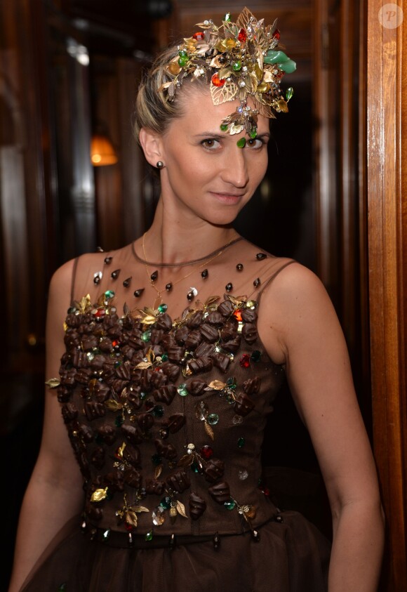 Tatiana Golovin porte une robe créée par Florencia Soerenson et chocolatée par Philippe Bernachon, mise en beauté par Franck Provost pour la coiffure et Make up for ever pour le maquillage, à l'hôtel Best Western Premier Trocadéro La Tour. Le 15 octobre 2015