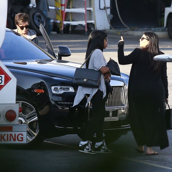 Kim Kardashian enceinte et sa mère Kris Jenner prennent un jet privé à l'aéroport de Van Nuys, le 17 octobre 2015