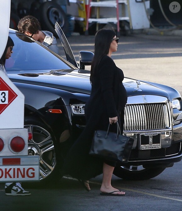 Kim Kardashian enceinte et sa mère Kris Jenner prennent un jet privé à l'aéroport de Van Nuys, le 17 octobre 2015