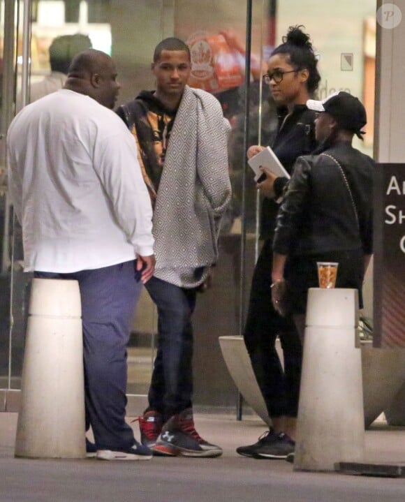 Les enfants de Lamar Odom, Lamar Jr. et Destiny, arrivent à leur hôtel à Las Vegas pour rendre ensuite visite à leur père à l'hôpital Sunrise. Hospitalisé depuis trois jours, Lamar Odom est sorti du coma. Le 16 octobre 2015