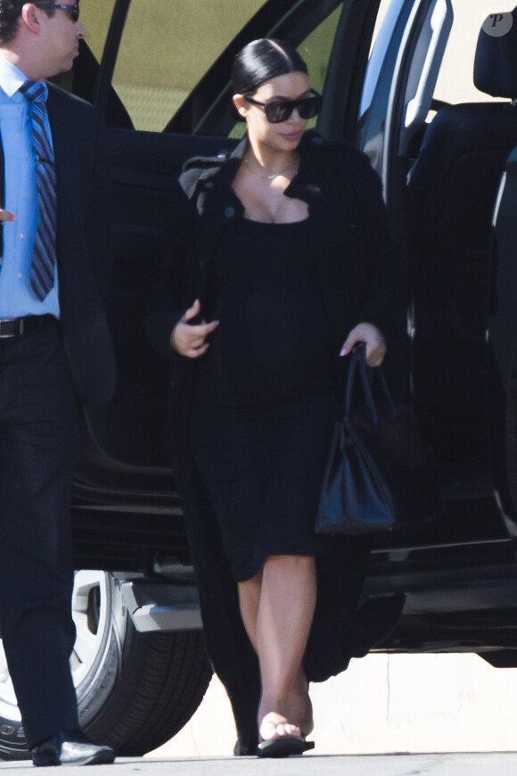 Kim Kardashian (enceinte) passe au chevet de Lamar Odom à l'hôpital Sunrise de Las Vegas le 14 octobre 2015.