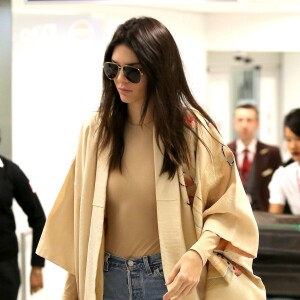 Kendall Jenner arrive à l'aéroport de Los Angeles, le 17 octobre 2015