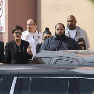 Kim Kardashian, sa soeur Kourtney ainsi que Kylie et Kris Jenner à la sortie du Sunrise Hospital, Las Vegas, le 15 octobre 2015
