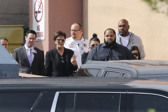 Kim Kardashian, sa soeur Kourtney ainsi que Kylie et Kris Jenner à la sortie du Sunrise Hospital, Las Vegas, le 15 octobre 2015