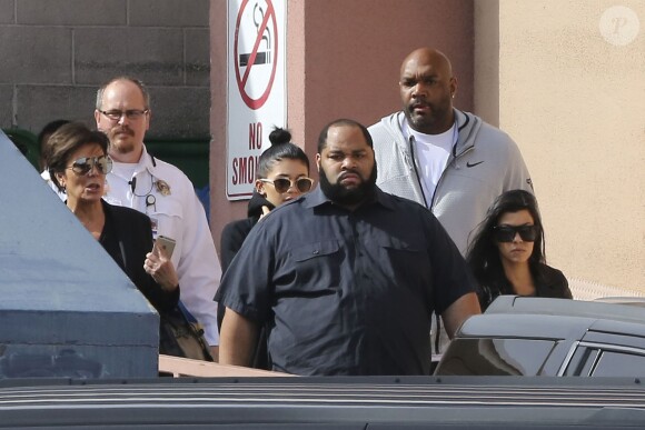 Kim Kardashian, sa soeur Kourtney ainsi que Kylie et Kris Jenner à la sortie du Sunrise Hospital, Las Vegas, le 15 octobre 2015