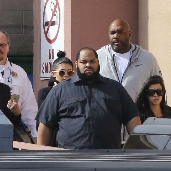 Kim Kardashian, sa soeur Kourtney ainsi que Kylie et Kris Jenner à la sortie du Sunrise Hospital, Las Vegas, le 15 octobre 2015