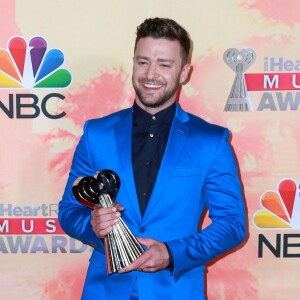 Justin Timberlake posant dans la salle de presse lors de la cérémonie des "iHeartRadio Awards 2015" au Shrine Auditorium à Los Angeles, le 29 mars 2015.