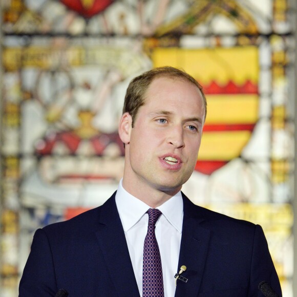 Le prince William, duc de Cambridge, prononçant le19 octobre 2015 au King's College de Londres un discours enregistré pour l'émission chinoise Let's Talk sur CCTV1 à propos du combat contre le commerce illégal des espèces menacées qui provoque la mort de 20 000 éléphants par an et verra, à ce rythme, leur extinction ainsi que celles des rhinocéros d'ici 25 ans.