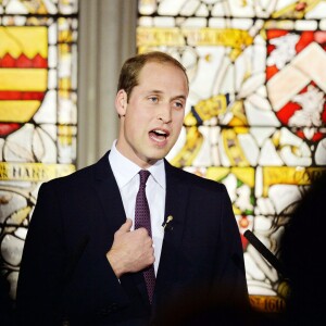 Le prince William, duc de Cambridge, prononçant le19 octobre 2015 au King's College de Londres un discours enregistré pour l'émission chinoise Let's Talk sur CCTV1 à propos du combat contre le commerce illégal des espèces menacées qui provoque la mort de 20 000 éléphants par an et verra, à ce rythme, leur extinction ainsi que celles des rhinocéros d'ici 25 ans.