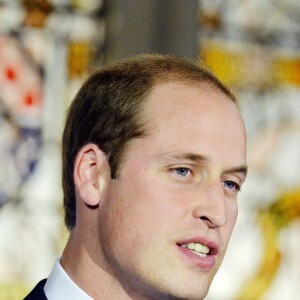 Le prince William, duc de Cambridge, prononçant le19 octobre 2015 au King's College de Londres un discours enregistré pour l'émission chinoise Let's Talk sur CCTV1 à propos du combat contre le commerce illégal des espèces menacées qui provoque la mort de 20 000 éléphants par an et verra, à ce rythme, leur extinction ainsi que celles des rhinocéros d'ici 25 ans.