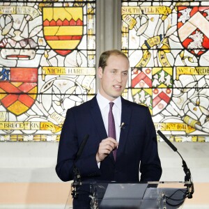 Le prince William, duc de Cambridge, prononçant le19 octobre 2015 au King's College de Londres un discours enregistré pour l'émission chinoise Let's Talk sur CCTV1 à propos du combat contre le commerce illégal des espèces menacées qui provoque la mort de 20 000 éléphants par an et verra, à ce rythme, leur extinction ainsi que celles des rhinocéros d'ici 25 ans.