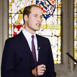 Le prince William, duc de Cambridge, prononçant le 19 octobre 2015 au King's College de Londres un discours enregistré pour l'émission chinoise Let's Talk sur CCTV1 à propos du combat contre le commerce illégal des espèces menacées qui provoque la mort de 20 000 éléphants par an et verra, à ce rythme, leur extinction ainsi que celles des rhinocéros d'ici 25 ans.