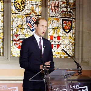 Le prince William, duc de Cambridge, prononçant le19 octobre 2015 au King's College de Londres un discours enregistré pour l'émission chinoise Let's Talk sur CCTV1 à propos du combat contre le commerce illégal des espèces menacées qui provoque la mort de 20 000 éléphants par an et verra, à ce rythme, leur extinction ainsi que celles des rhinocéros d'ici 25 ans.