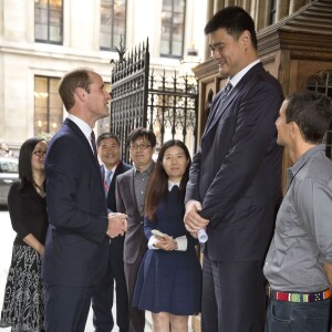 Le prince William saluant Yao Ming, son allié au sein de United for Wildlife, et Bear Grylls le 19 octobre 2015 au King's College de Londres. Le duc de Cambridge y a prononcé un discours enregistré pour l'émission chinoise Let's Talk sur CCTV1 à propos du combat contre le commerce illégal des espèces menacées qui provoque la mort de 20 000 éléphants par an et verra, à ce rythme, leur extinction ainsi que celles des rhinocéros d'ici 25 ans.