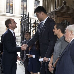 Le prince William saluant Yao Ming, son allié au sein de United for Wildlife, et Bear Grylls le 19 octobre 2015 au King's College de Londres. Le duc de Cambridge y a prononcé un discours enregistré pour l'émission chinoise Let's Talk sur CCTV1 à propos du combat contre le commerce illégal des espèces menacées qui provoque la mort de 20 000 éléphants par an et verra, à ce rythme, leur extinction ainsi que celles des rhinocéros d'ici 25 ans.