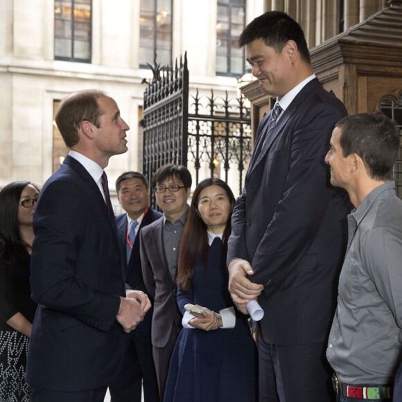 Le prince William saluant Yao Ming, son allié au sein de United for Wildlife, et Bear Grylls le 19 octobre 2015 au King's College de Londres. Le duc de Cambridge y a prononcé un discours enregistré pour l'émission chinoise Let's Talk sur CCTV1 à propos du combat contre le commerce illégal des espèces menacées qui provoque la mort de 20 000 éléphants par an et verra, à ce rythme, leur extinction ainsi que celles des rhinocéros d'ici 25 ans.