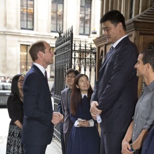 Le prince William saluant Yao Ming, son allié au sein de United for Wildlife, et Bear Grylls le 19 octobre 2015 au King's College de Londres. Le duc de Cambridge y a prononcé un discours enregistré pour l'émission chinoise Let's Talk sur CCTV1 à propos du combat contre le commerce illégal des espèces menacées qui provoque la mort de 20 000 éléphants par an et verra, à ce rythme, leur extinction ainsi que celles des rhinocéros d'ici 25 ans.