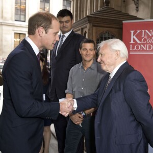 Le prince William saluant Sir David Attenborough devant Yao Ming, son allié au sein de United for Wildlife, et Bear Grylls le 19 octobre 2015 au King's College de Londres. Le duc de Cambridge y a prononcé un discours enregistré pour l'émission chinoise Let's Talk sur CCTV1 à propos du combat contre le commerce illégal des espèces menacées qui provoque la mort de 20 000 éléphants par an et verra, à ce rythme, leur extinction ainsi que celles des rhinocéros d'ici 25 ans.